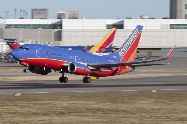 Boeing 737-700 (N7704B)