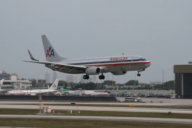 Boeing 737-800 (N930AN)