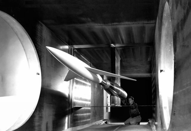 — — - wind tunnel test.br /U.S.A., 1948