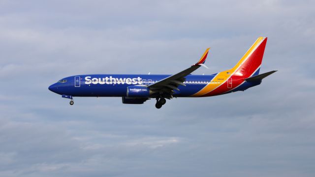 Boeing 737-800 (N8611F) - Arriving from LAX as WN2993