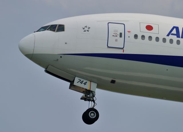 Boeing 777-200 (JA744A)