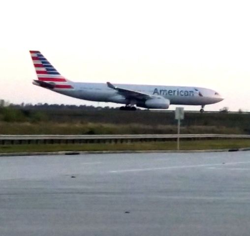 Airbus A330-300 (N290AY)