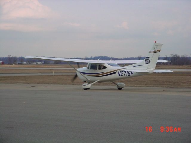 Cessna Skylane (N271SP) - Taxiing to park on 2/16/11