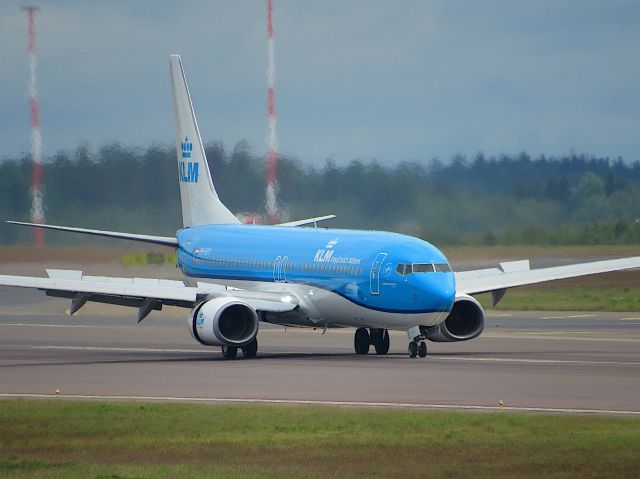 Boeing 737-800 (PH-BXV) - Photo taken June 13 2021. Braking after a landing onto 22R. Also check out my YouTube channel Aircraft5.