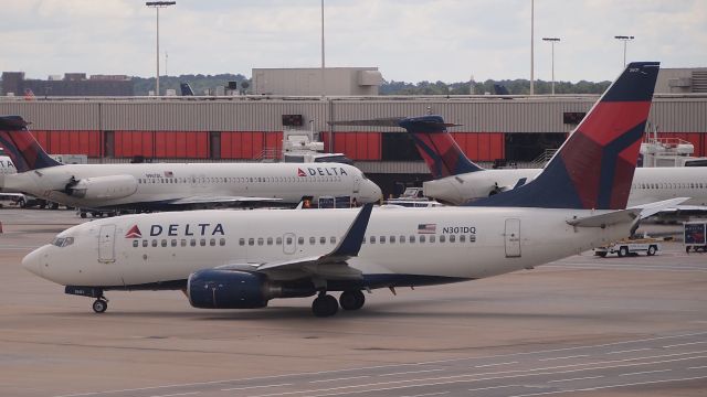 Boeing 737-700 (N301DQ)