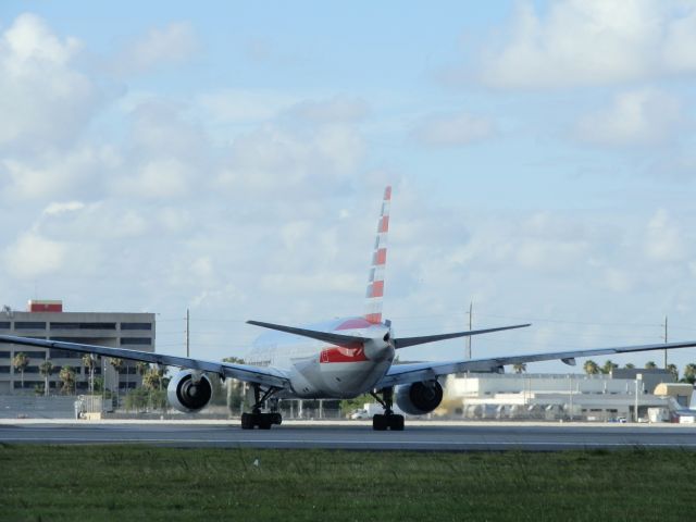 Boeing 777-200 (N765AN)