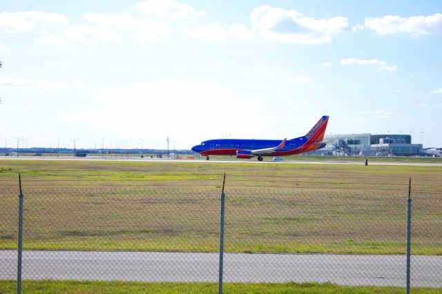 BOEING 737-300 (N394SW) - 17L Departure