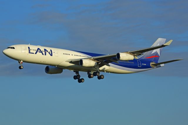 Airbus A340-200 (CC-CQF)