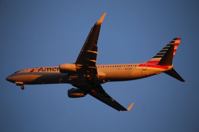 Boeing 737-800 (N875NN)