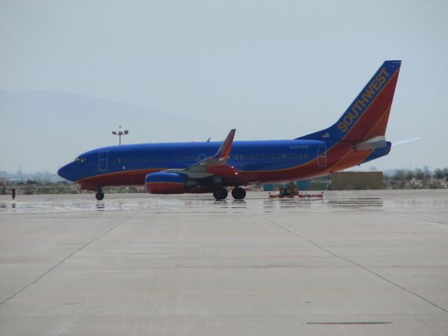 Boeing 737-700 (N409WN) - Waiting for the gate.