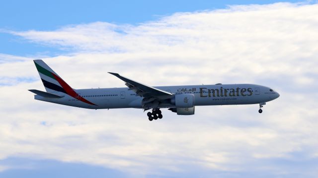 BOEING 777-300ER (A6-EQN)