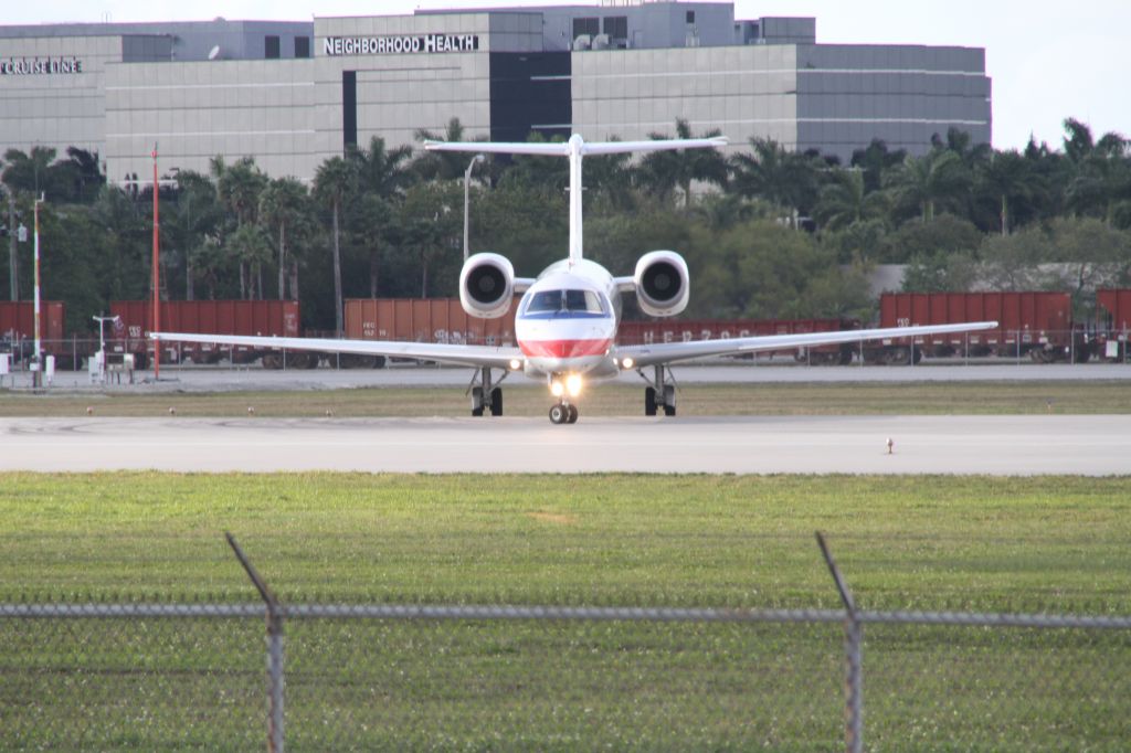 Embraer ERJ-145 —