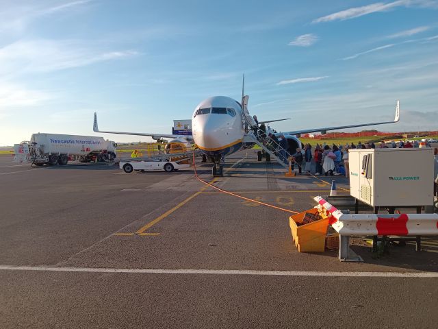 Boeing 737-800 (EI-DLW) - Ryanair - B737-8AS (EI-DLW) pax loading at 08.53 hrs at NCL destination ALC. (Photo 09 Oct 2022)