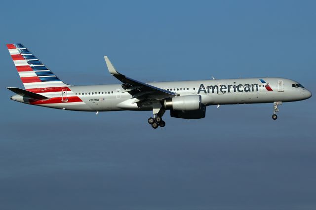 Boeing 757-200 (N205UW)