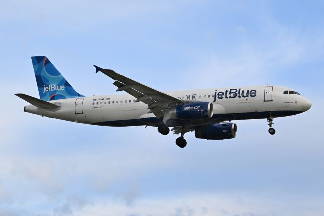 Airbus A320 (N637JB) - evening arrival
