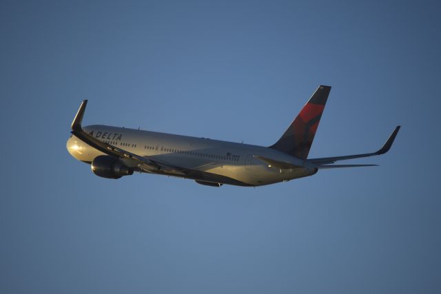 BOEING 767-300 (N1607B)