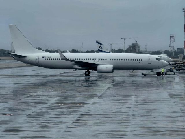 Boeing 737-800 (YR-HLB)