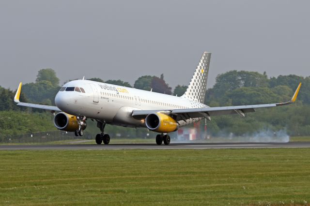 Airbus A320 (EC-MER) - VLG7818 landing after the flight from Tenerife - TFS.