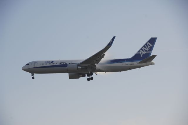 BOEING 767-300 (JA624A) - Final Approach to NRT Airport Runway 34L on 2011/11/23