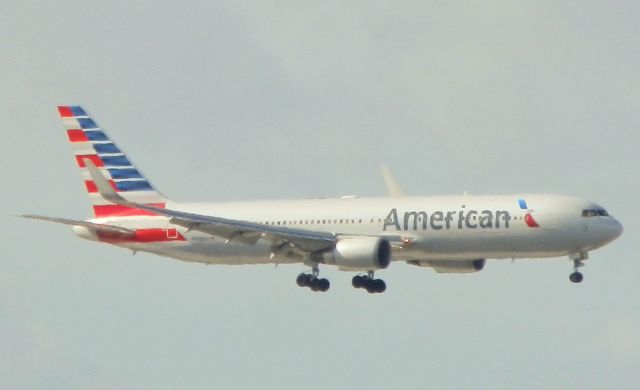 BOEING 767-300 (N397AN)
