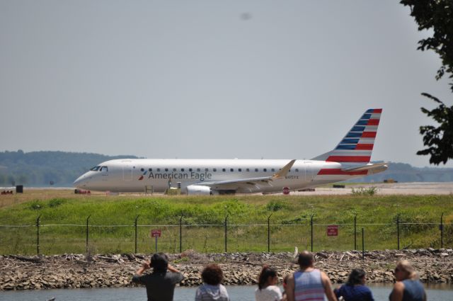 Embraer ERJ-190 (N415YX)