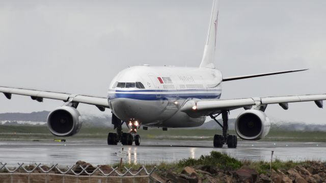 Airbus A330 (B-6080) - Arriving on a wet Sydney morning