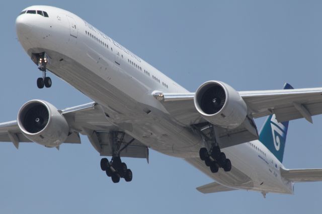 BOEING 777-300 (ZK-DKP) - ON FINAL