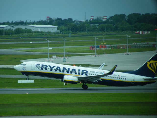 Boeing 737-800 (EI-DPS) - EI-DPS B737-8ASWL DEP OF SHORTER RUNWAY AT EIDW ON   21-05-2011 ON RUNWAY 16 HENCE THE STEEP TAKE OF TO CROSS RUNWAY 28 WHICH WAS NOT IN USE DUE WIND