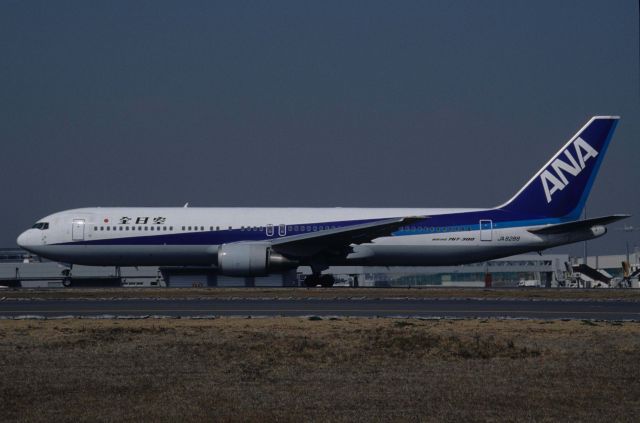 BOEING 767-300 (JA8288) - Taxing at Tokyo-Haneda Intl Airport on 1998/02/27