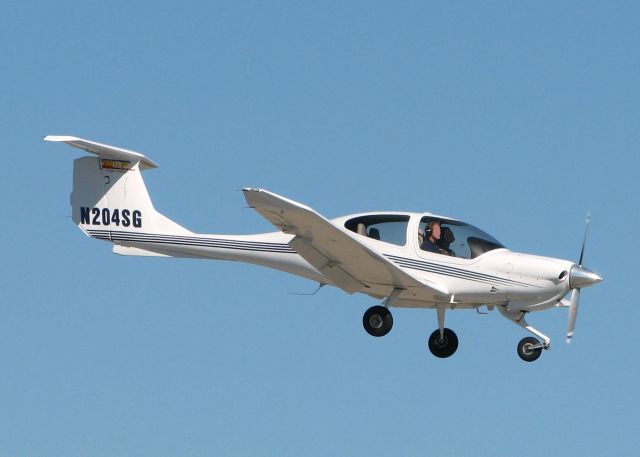 Diamond Star (N204SG) - Landing at the Downtown Shreveport airport.