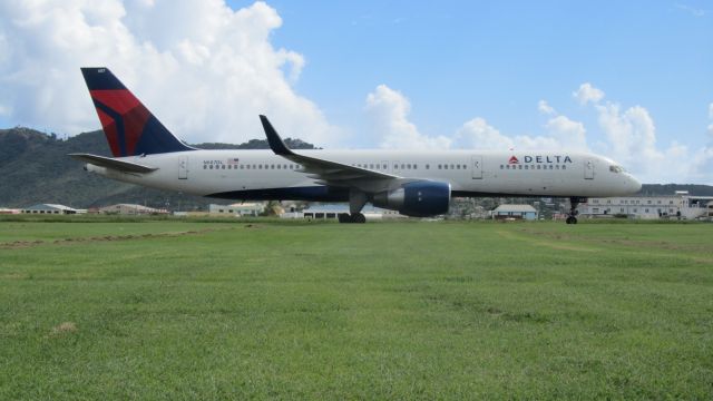 Boeing 757-200 (N687DL)