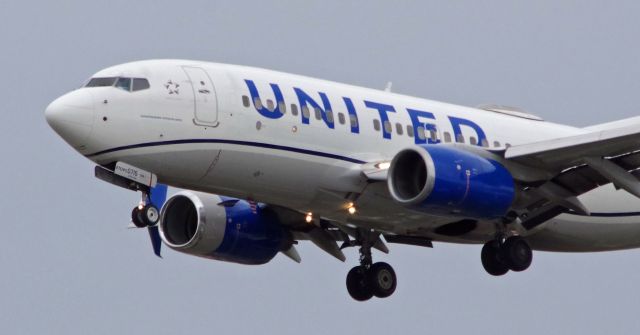 Boeing 737-700 (N24715) - NEWARK INTERNATIONAL AIRPORT-NEWARK, NEW JERSEY, USA-APRIL 07, 2023: Seen by RF shortly before landing was United flight 2010 from San Antonio, TX.