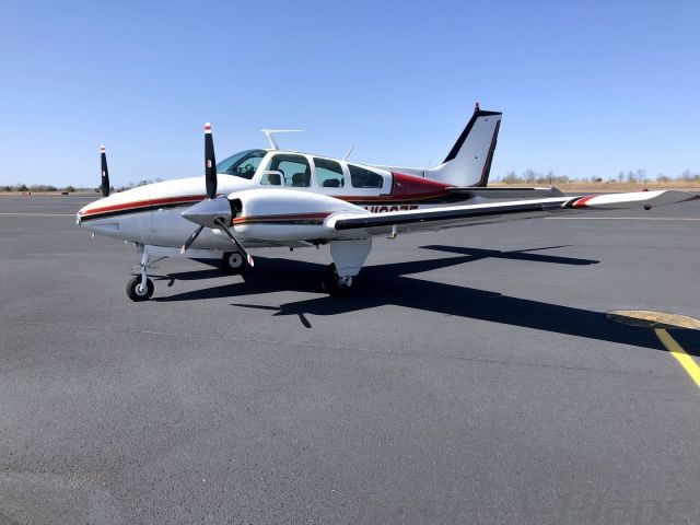 Beechcraft 55 Baron (N1007F) - ramp