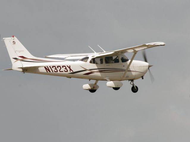 Cessna Skyhawk (N1323X) - Take off runway 11.