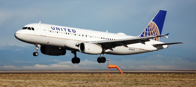 Airbus A320 (N415UA) - Landing on 16L.