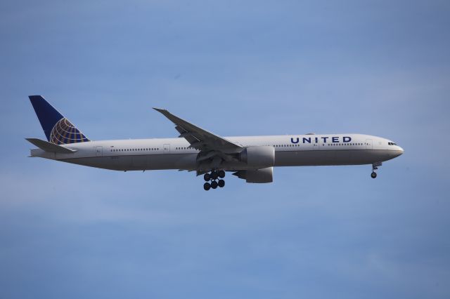 BOEING 777-300ER (N2747U)