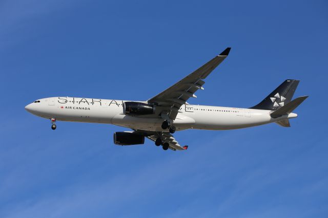 Airbus A330-300 (C-GEGI)