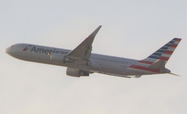 BOEING 767-300 (N397AN)