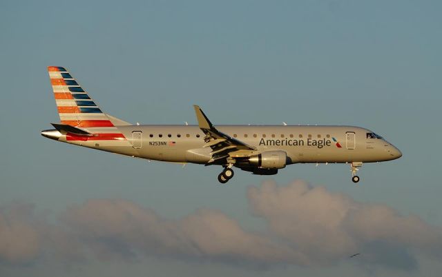 Embraer 170/175 (N253NN)