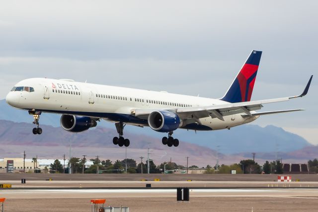 BOEING 757-300 (N587NW)