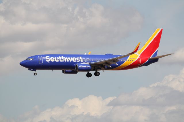 Boeing 737-800 (N8698B)