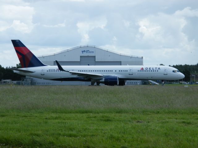 Boeing 757-200 (N717TW) - N717TW B757 BEFORE PAINTING ARR EINN 19-06-2008