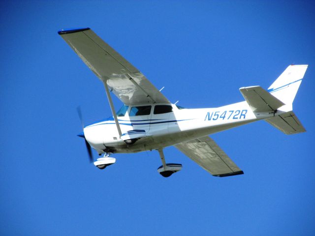 Cessna Skyhawk (N5472R) - Taking off RWY 26L