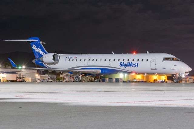 Canadair Regional Jet CRJ-700 (N752SK) - Now putting the generic paint on the CRJ-700. Full quality photo: a rel=nofollow href=http://www.jetphotos.com/photo/8559633https://www.jetphotos.com/photo/8559633/a