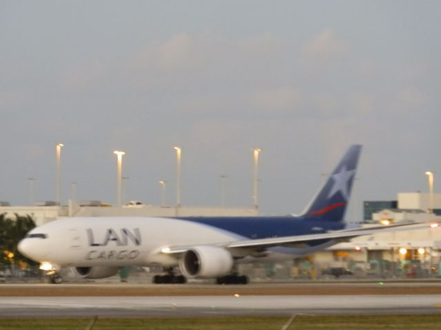 BOEING 777-200LR (N774LA)