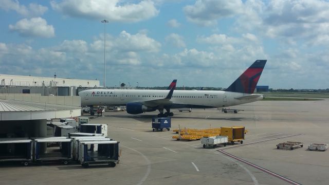 Boeing 757-200 (N6705Y) - At the gate.