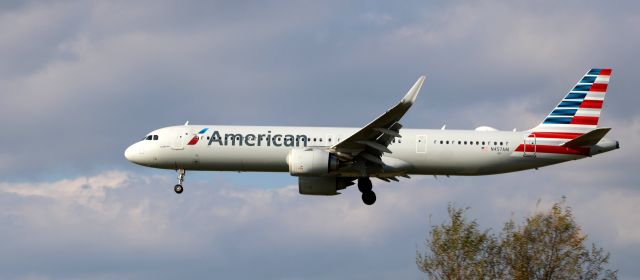 Airbus A321neo (N457AM) - About to touch down is this 2022 American Airlines Airbus 321-253NX in the Autumn of 2023.