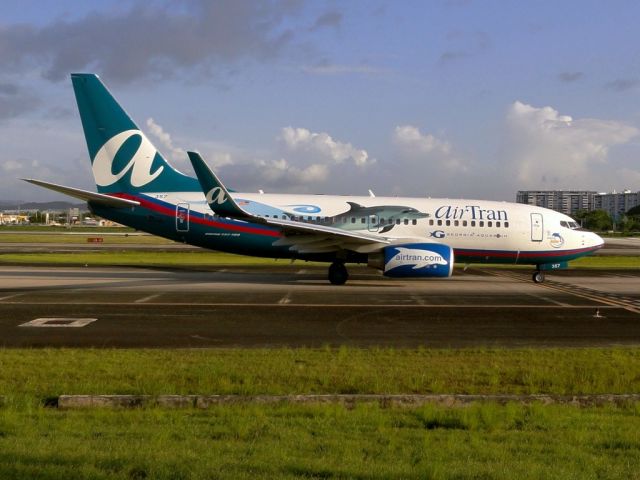 Boeing 737-700 (N354AT) - Promoting the Atlanta Acuarium, nice colors!