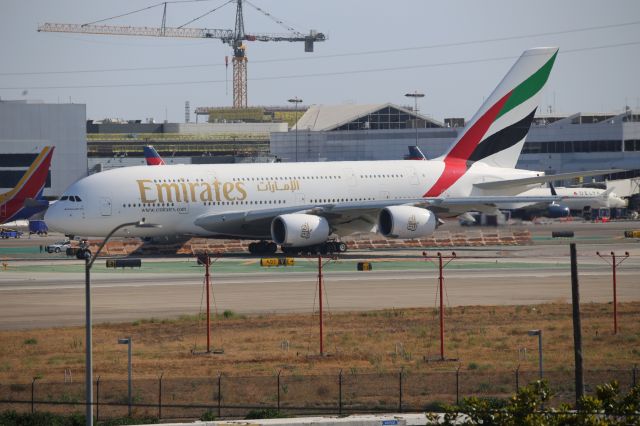 Airbus A380-800 (A6-EOM)