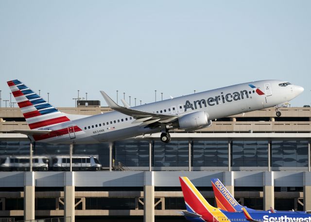 Boeing 737-800 (N834NN)